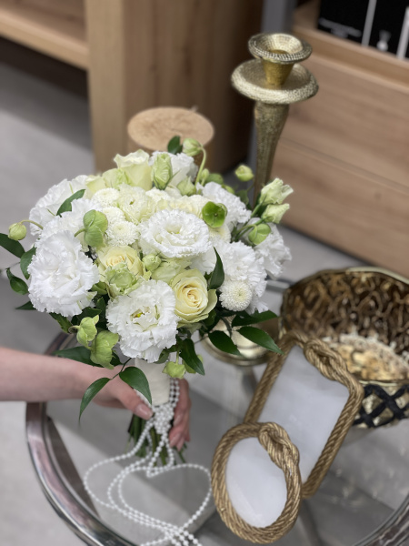 Букет для нареченої - еустоми, троянди, сантіні та молюцела