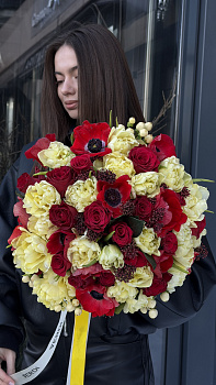 Букет з червоних анемонів, троянд та жовтих піоноподібних тюльпанів