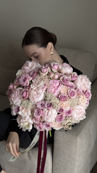 Букет з рожевих півоній, кущових троянд та озотамнуса