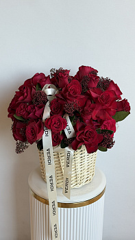 Корзина з червоних троянд та скімії