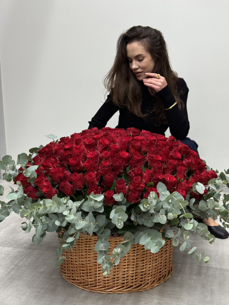 Композиція з троянд Rodos та евкаліпту 