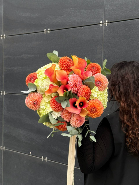 Букет з гортензій, жоржин, кал та евкаліпту 