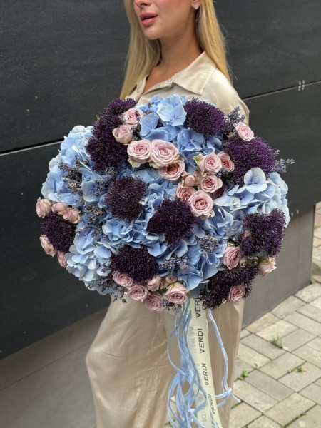 Букет з гортензій, троянд та трахеліума