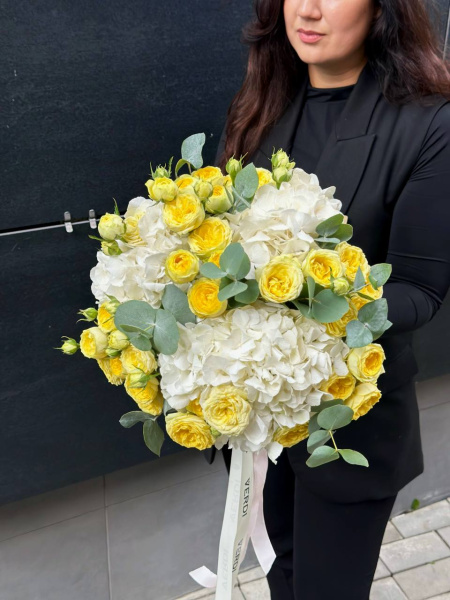 Букет з гортензій, троянд та евкаліпту