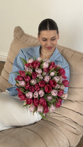 Цей витончений та стильний букет поєднує в собі лаконічну красу білих тюльпанів класичної форми та ніжні акценти синього мускарі. Білосніжні бутони тюльпанів створюють основу композиції, а дрібні суцвіття мускарі додають їй особливого весняного шарму, фак