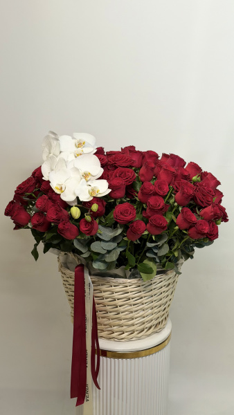 Корзина з червоних троянд, білих орхідей та евкаліпту