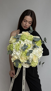 Букет з білих троянд, салатового вібурнуму та евкаліпту