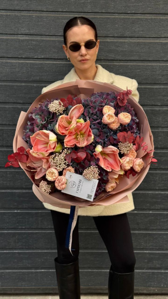 Букет з гортензій Pimpernel, амарилісу Darling, троянд Royal Blush, озотамнуса та евкаліпту 