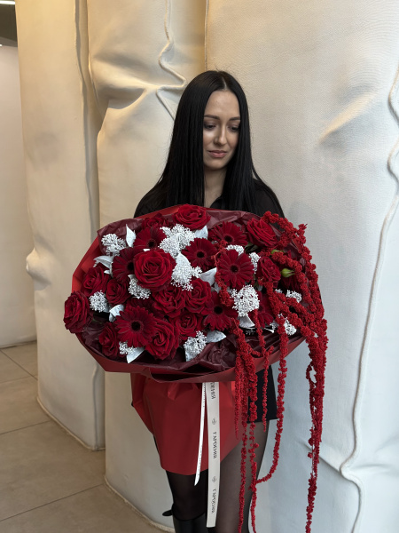 Букет з троянд In Love, гербер Black Tie, амарантусу та скімії