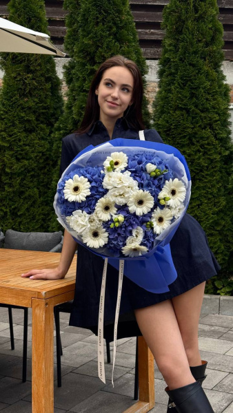 Букет з гортензій, гербер, фрезій та еустоми 