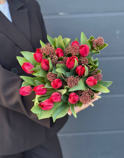 Букет з тюльпанів та скімії