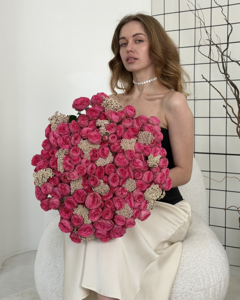 Букет з яскраво-рожевих кущових троянд та озотамнусу