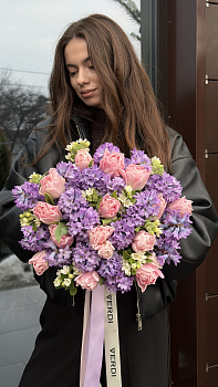 Букет з рожевих півонієподібних тюльпанів та бузкових гіацинтів