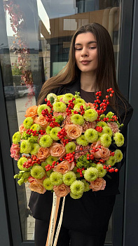 Букет з хризантем Fontina, троянд Shimmer, гвоздик Creta, еустом Rosanno Green та ілексу