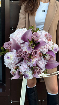 Букет з кал, жоржин, троянд та антуріума 