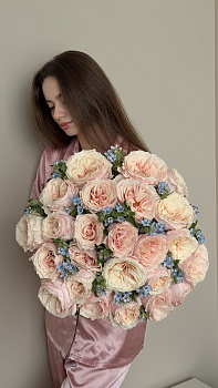 Букет з персикових піоновидних троянд та блакитного оксипеталуму