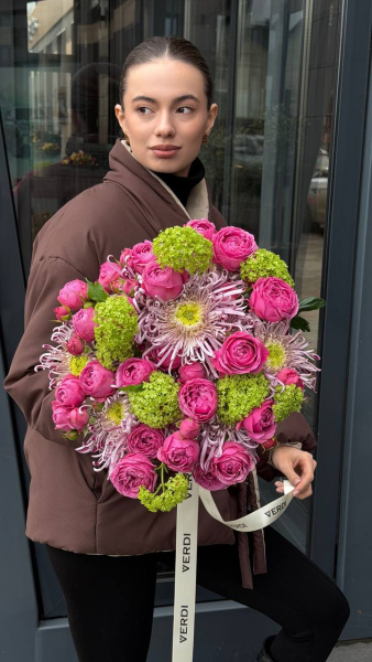 Букет з хризантем Saratov, троянд Misty Bubbles та вібруму