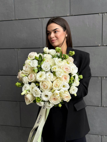 Букет з троянд White O`Hara, еустом Rosita White та хелеборусу