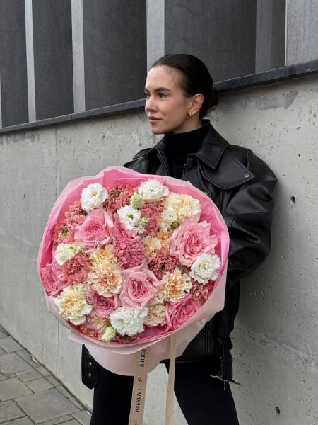 Букет з піоновидних троянд Pink O’Hara, ранункулюсів Pon-Pon Alice та еустоми