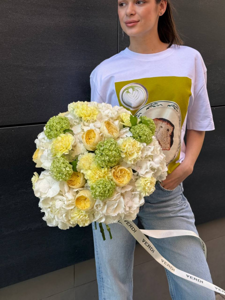 Букет з гортензій, троянди, гвоздики та вібруму