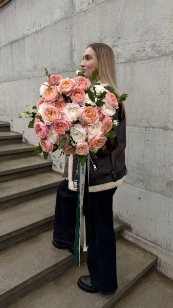 Букет з троянд Julietta та ранункклюсів Hanoi Extra