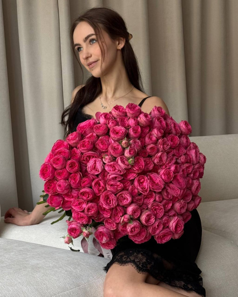 Букет з яскраво-рожевих півонієподібних троянд