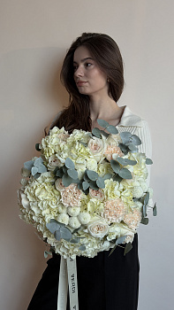 Букет з білої гортензії, піоноподібних троянд та евкаліпту