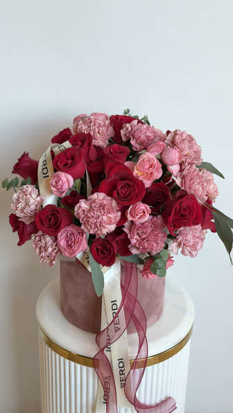 Коробка з червоних троянд, рожевих гвоздик та евкаліпту