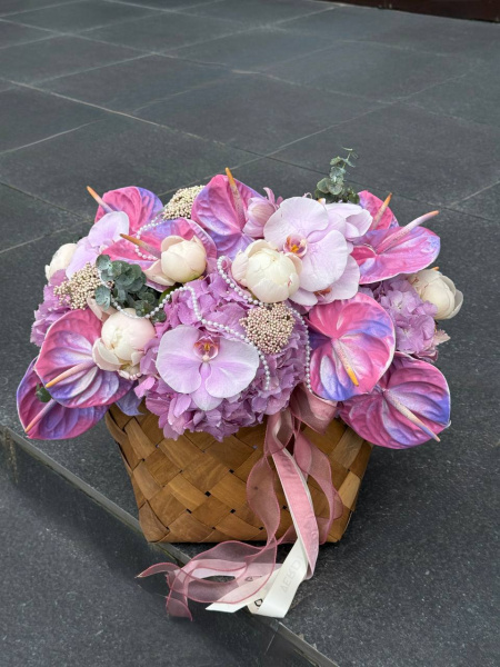 Композиція півоній, гортензій, антуріума, орхідеї та озатамуса