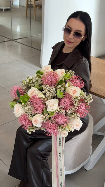 Букет з шампо Baby Pink, троянд White O`Hara, вакси та хелеборусу