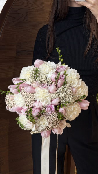 Букет з рожевих тюльпанів, білих гвоздик та фрезії