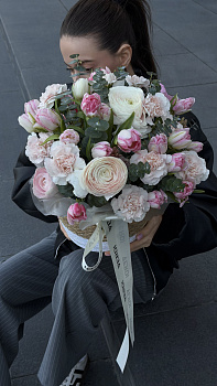 Букет з рожевих тюльпанів, ранункулюсів та гвоздик у плетеному кашпо