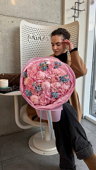 Букет з рожевих півоній, гортензії та оксипеталуму у рожевому пакуванні