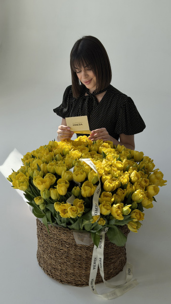 Велика корзина з жовтих півонієподібних тюльпанів з фірмовими стрічками
