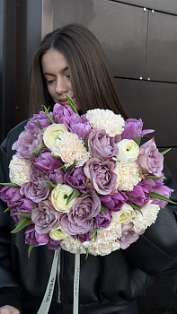 Букет з бузкових троянд, тюльпанів та кремових гвоздик