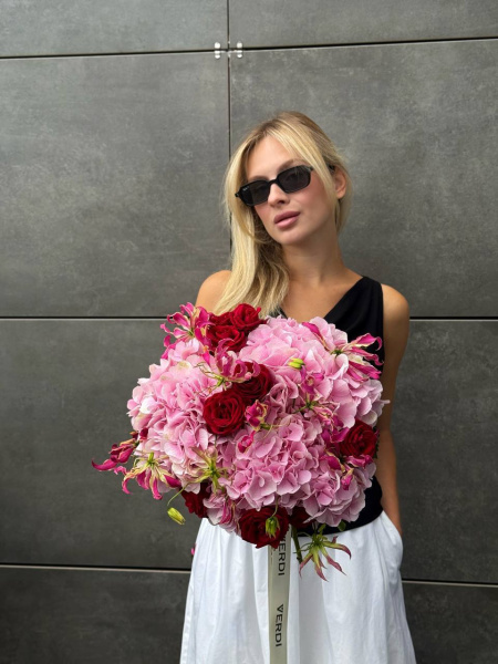 Букет з троянд, гортензій та неріне 