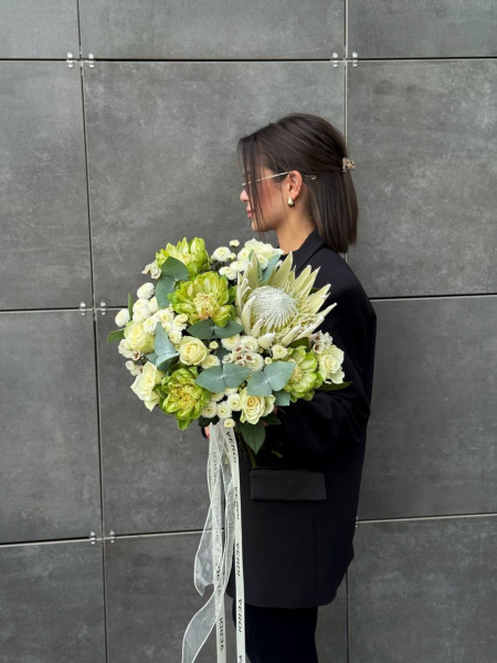 Букет з протеї, троянд, нютона та хамелаціума