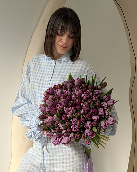 Букет з фіолетових півонієподібних тюльпанів