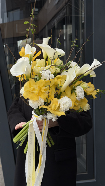 Букет з білих кал, жовтих троянд та гвоздик з гілками