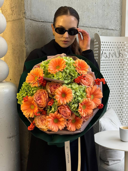 Букет з гортензій Magical Revol, гербер Canva, троянд Kahala та ілексу