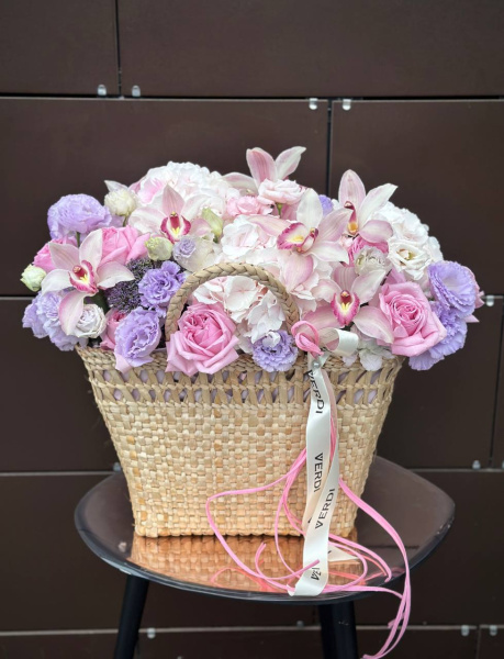 Композиція з гортензій, орхідей, еустоми та троянд